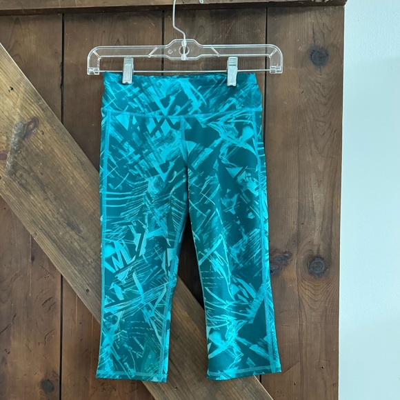 💥4/$12 Old Navy Activewear Go Dry Leggings (Capri) - Picture 2 of 2